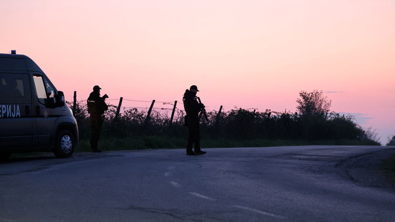 Die Polizei betreibt nach einer Schießerei in Dubona, Serbien, am 5. Mai 2023 einen Kontrollpunkt. 