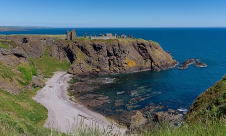 Ein Blick auf Dunnottar Castle und die Küste von Aberdeenshire.