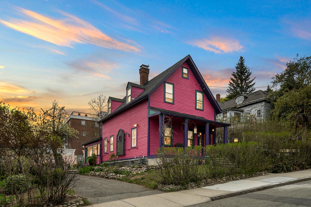 Das Äußere eines rosafarbenen viktorianischen Hauses