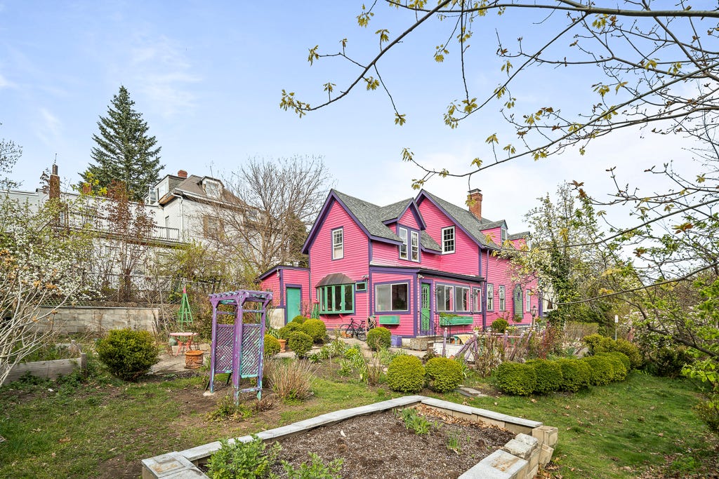 Das Äußere und der Hinterhof eines rosafarbenen viktorianischen Hauses