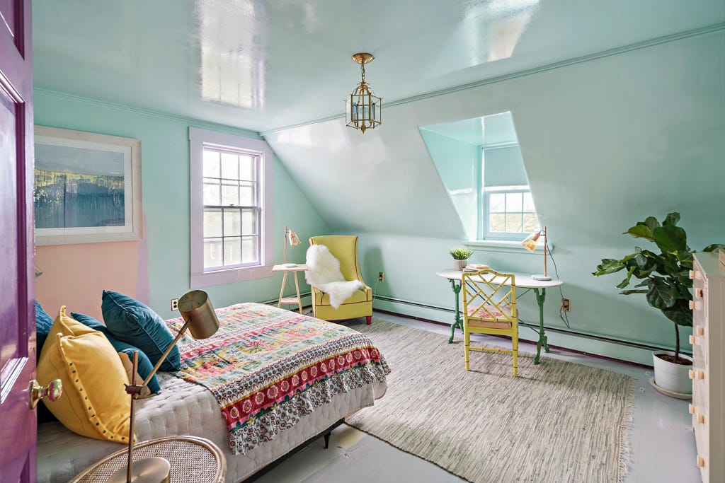Ein Schlafzimmer mit hellblauen Wänden