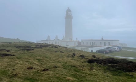Der Leuchtturm von Mull of Galloway taucht aus dem Nebel auf.