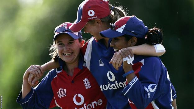 Jo Watts, Jenny Gunn und Isa Guha feiern Englands Zwei-Run-Sieg über Australien beim eintägigen Treffen in Stratford-upon-Avon