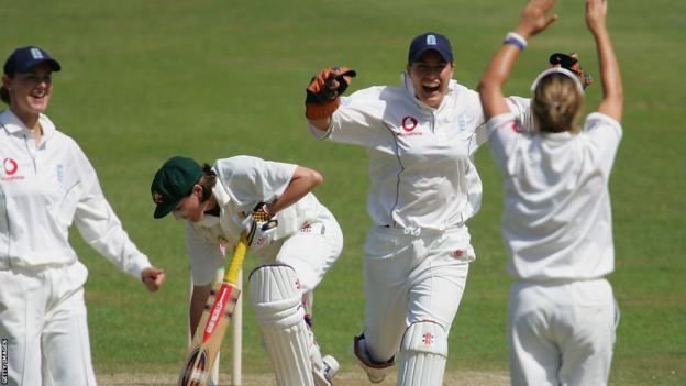 England feiert beim ersten Test der Ashes 2005 ein Wicket