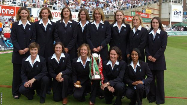 Englands Frauen posieren mit der Ashes-Trophäe während des fünften Tests der Männer im Oval