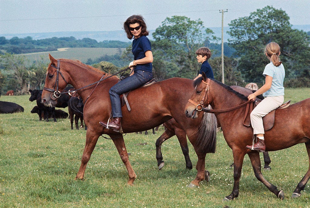 Jackie Kennedy, begleitet von ihren Kindern Caroline und John Jr., erscheint hier am 16. Juni zu Pferd auf der Pressekonferenz in Irland.