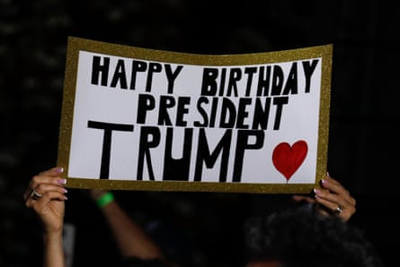 Ein Unterstützer hält während Trumps Rede im Trump National Golf Club in Bedminster ein Geburtstagsschild hoch.