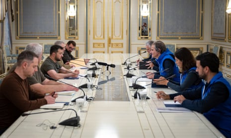 Wolodymyr Selenskyj sitzt Rafael Grossi bei ihrem Treffen in Kiew gegenüber.