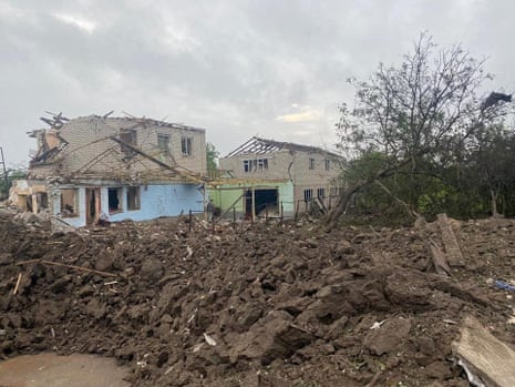 Ein Blick zeigt Wohnhäuser, die durch einen russischen Raketenangriff in Kramatorsk schwer beschädigt wurden.