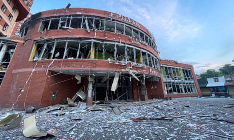 Nachwirkungen eines russischen Raketenangriffs in Odessa. Eine Ansicht zeigt ein Einkaufszentrum, das durch einen russischen Raketenangriff beschädigt wurde.