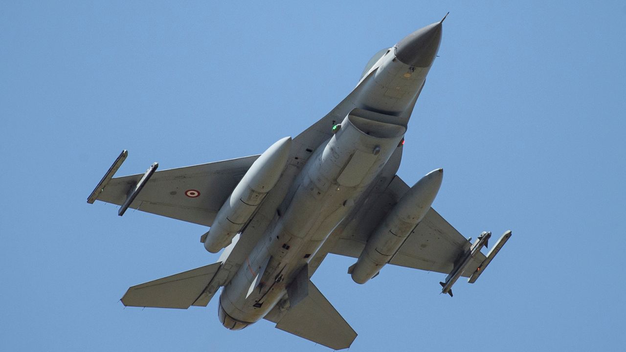 Ein F-16-Kampfflugzeug hebt am 12. Juni während der Übung Air Defender 2023 vom Luftwaffenstützpunkt Schleswig-Jagel in Jagel, Deutschland, ab. 