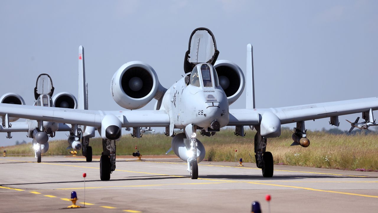 Zwei A10-Kampfflugzeuge der US Air Force rollen vor dem Air Defender 2023 auf die Landebahn.