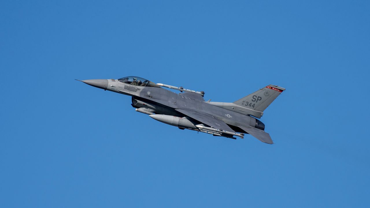 Ein US-amerikanischer F-35-Kampfjet überfliegt im Februar 2022 die Eifel bei Spangdahlem. Ähnliche Flugzeuge nehmen am Air Defender 2023 teil. 