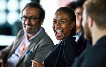 Geschäftsleute lachen auf KonferenzGlückliche Geschäftsleute lachen