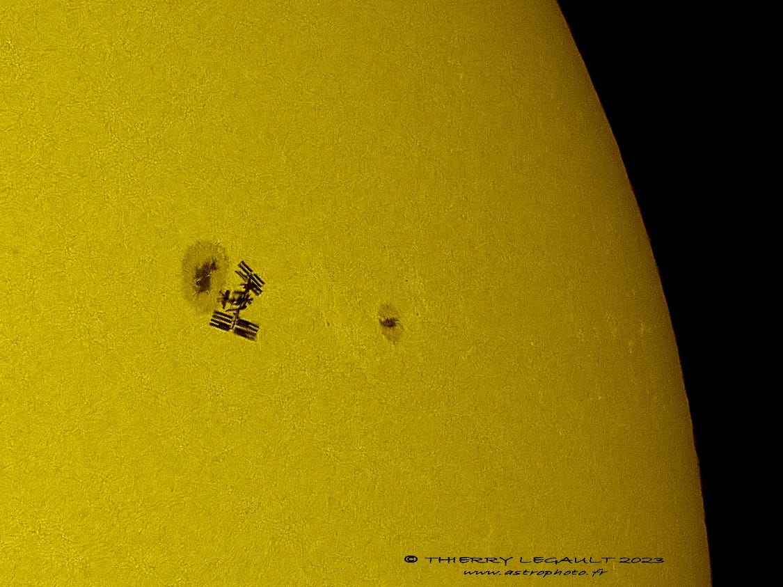 Ein vergrößertes Bild zeigt, wie sich die ISS gegen Sonnenflecken auf der Sonne richtet