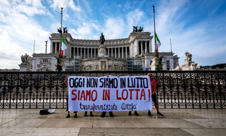 Demonstranten halten am Mittwoch in Rom ein Transparent mit der Aufschrift: „Heute trauern wir nicht, wir kämpfen“.