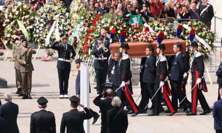 Der Sarg von Silvio Berlusconi verlässt den Mailänder Dom nach seinem Staatsbegräbnis am Mittwoch.