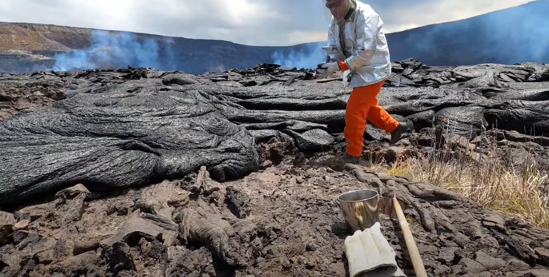 Ein Wissenschaftler, nur wenige Zentimeter von einem riesigen Hügel aus frisch erkalteter Lava entfernt.