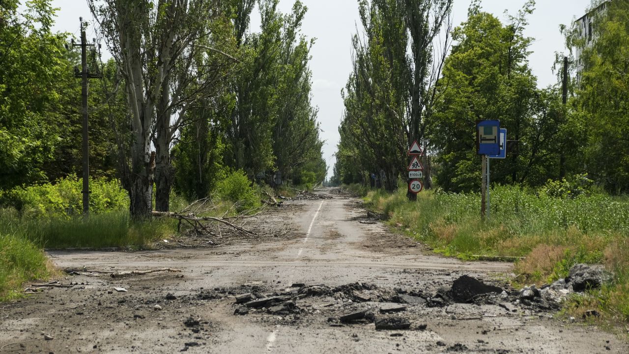 Ukrainische Streitkräfte haben kürzlich die Dörfer Neskuchne, Blahodatne und vor Kurzem Makarivka, ein paar Kilometer weiter entlang dieser Straße, befreit.