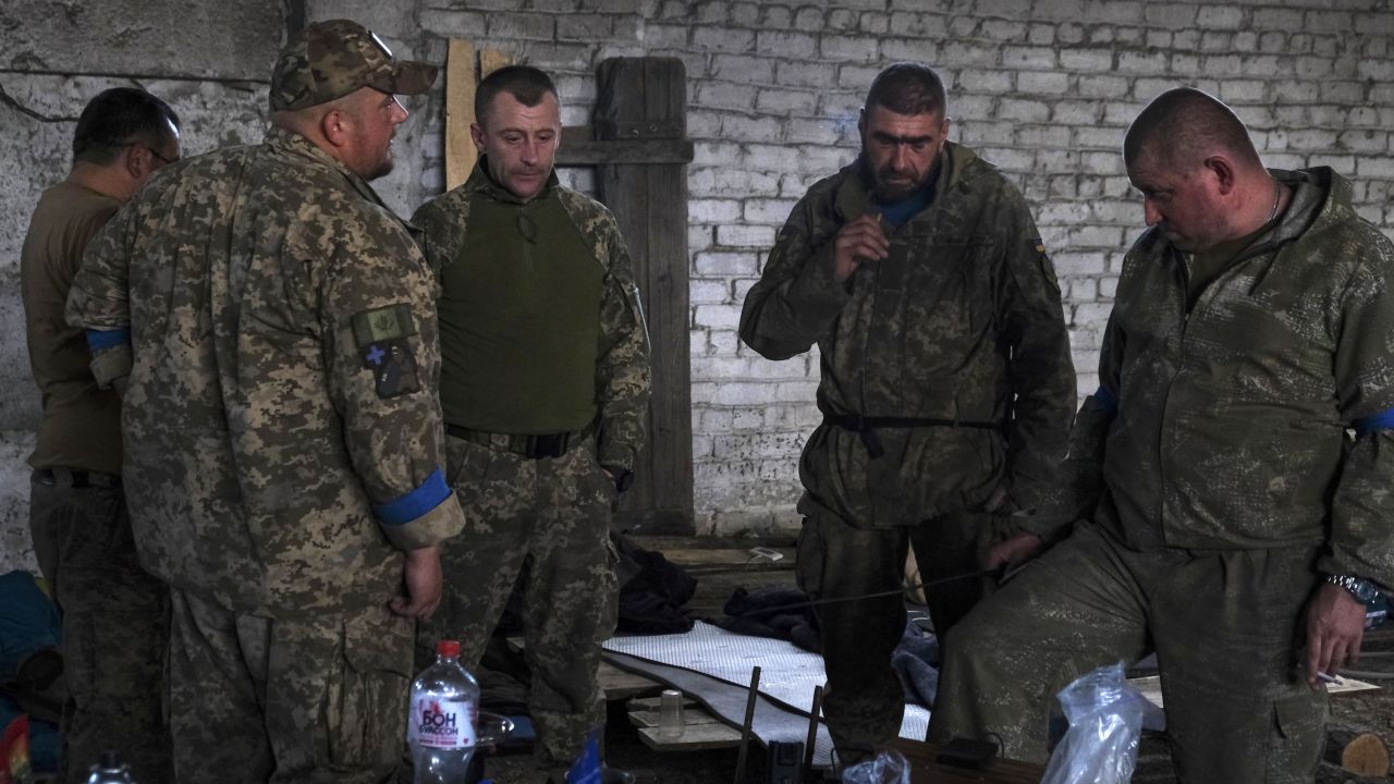 Ukrainische Soldaten der 68. Jägerbrigade hören im Radio und warten auf Nachrichten von der Front.