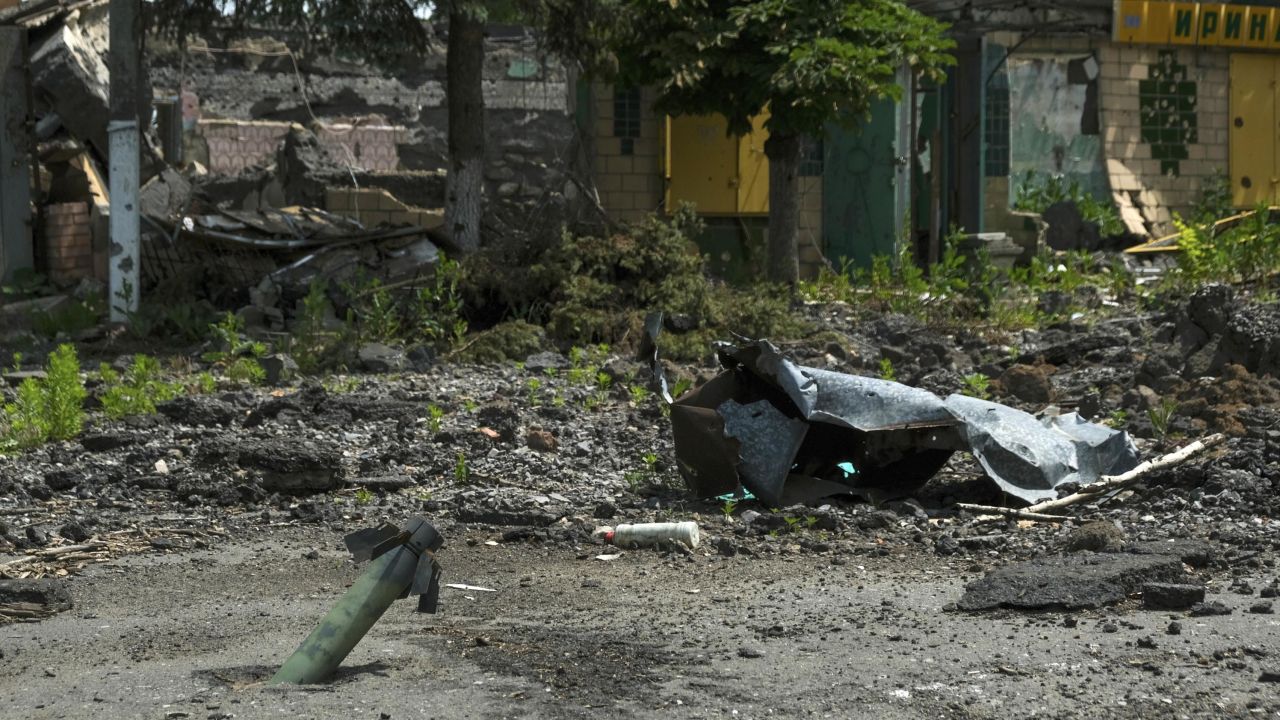 Krater und nicht explodierte Raketen sind ein alltäglicher Anblick in der von russischen Streitkräften zerstörten Stadt Welyka Nowosilka