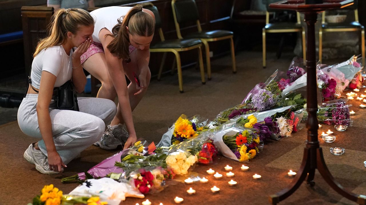 Trauernde legten am Dienstag bei einer Mahnwache in der St. Peter-Kirche in Nottingham Blumen nieder.