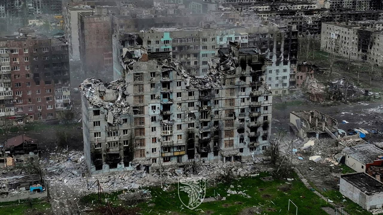 Eine Luftaufnahme zeigt die Zerstörung in der Frontstadt Bachmut während des russischen Angriffs auf die Ukraine auf einem am 21. Mai 2023 veröffentlichten Handout-Bild.