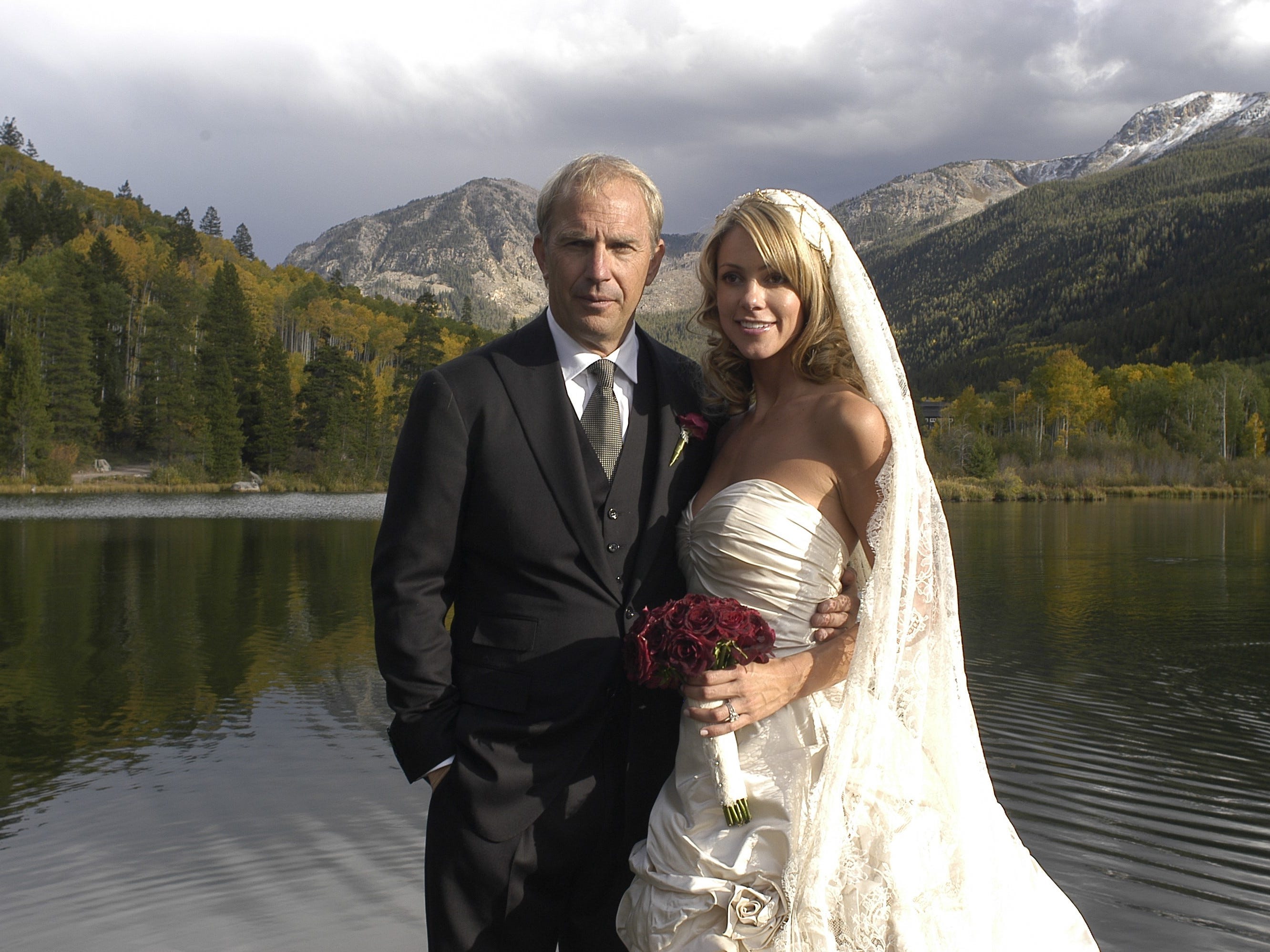 Schauspieler Kevin Costner posiert mit seiner neuen Frau Christine Baumgartner während ihrer privaten Hochzeit auf seiner Ranch am 25. September 2004 in Aspen, Colorado.