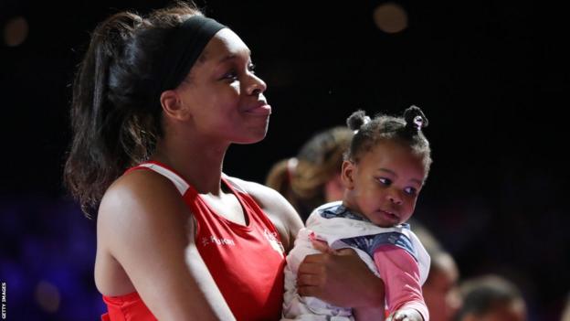 Eboni Usoro-Brown vom Team England ist mit ihrer Tochter nach dem Spiel um die Bronzemedaille zwischen England und Neuseeland zu sehen