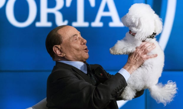 Silvio Berlusconi unerklärlicherweise mit einem Hund