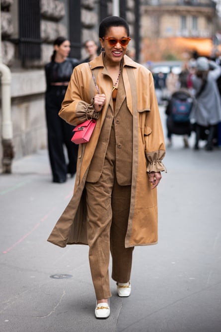 Tamu McPherson trägt während der Pariser Modewoche einen farblich abgestimmten Look.