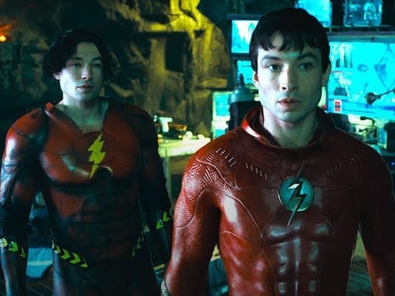 Ezra Miller als zwei Versionen von Barry Allen in „The Flash“.