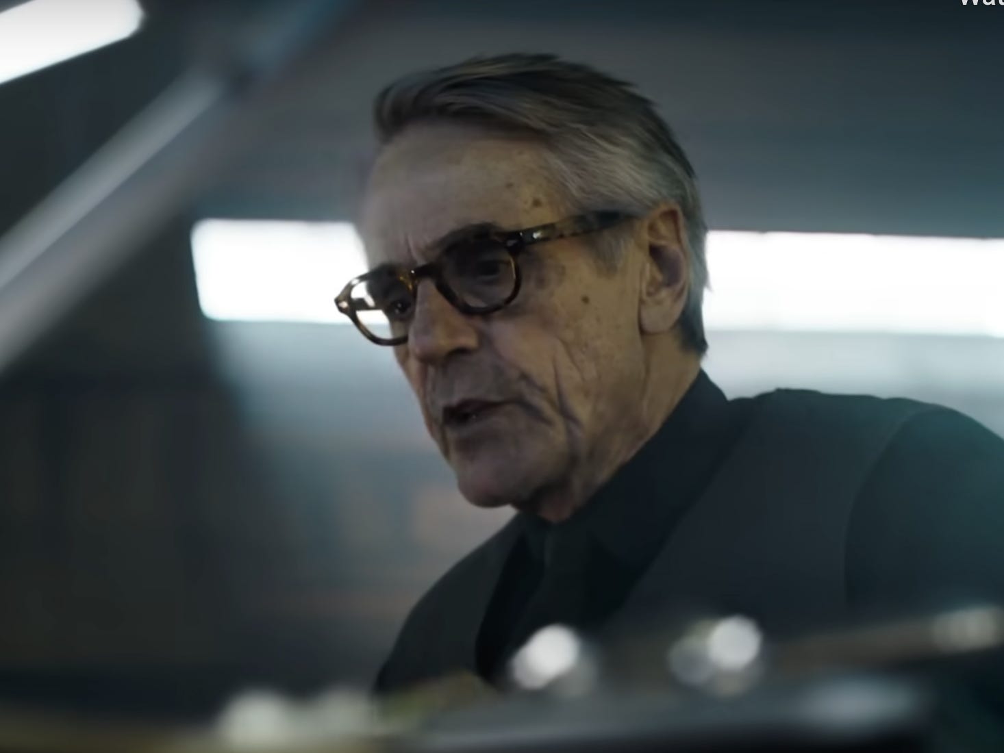 Jeremy Irons als Alfred Pennyworth in „The Flash“.