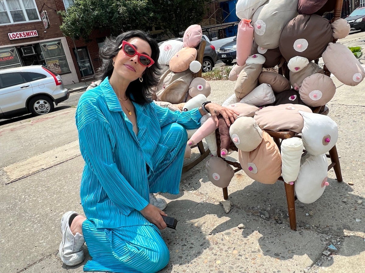 Die Künstlerin Rose Luardo posiert am 15. Juni 2023 mit ihrer Kunstinstallation „Boob Garden“ in Süd-Philadelphia.
