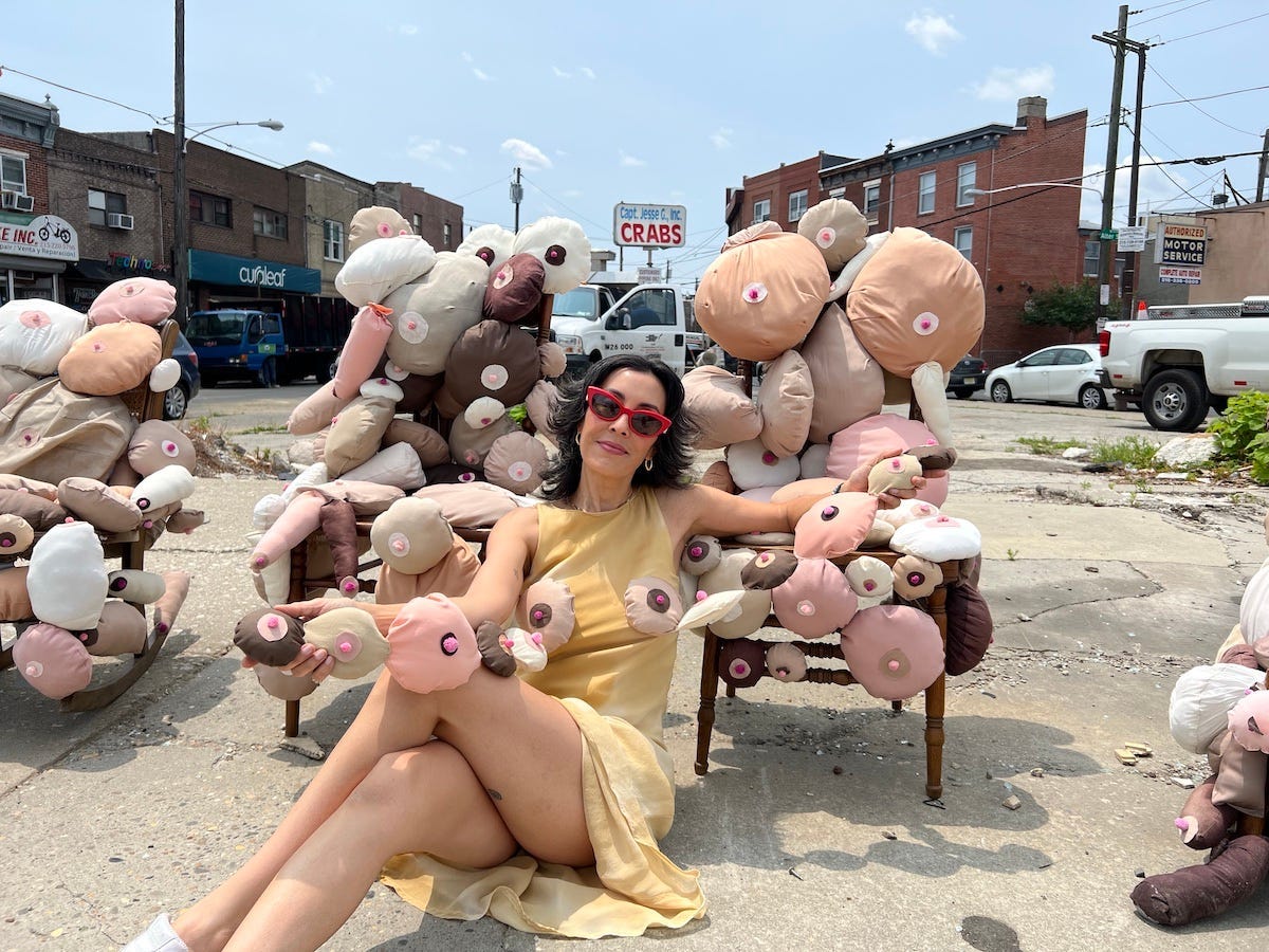 Die Künstlerin Rose Luardo posiert am 15. Juni 2023 mit ihrer Kunstinstallation „Boob Garden“ in Süd-Philadelphia.