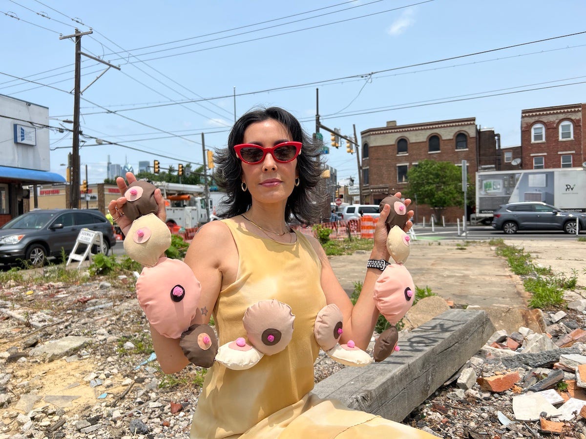 Die Künstlerin Rose Luardo posiert am 15. Juni 2023 in Süd-Philadelphia.