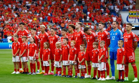 Wales-Spieler stellen sich mit Maskottchen vor dem EM-2024-Qualifikationsspiel gegen Armenien auf.