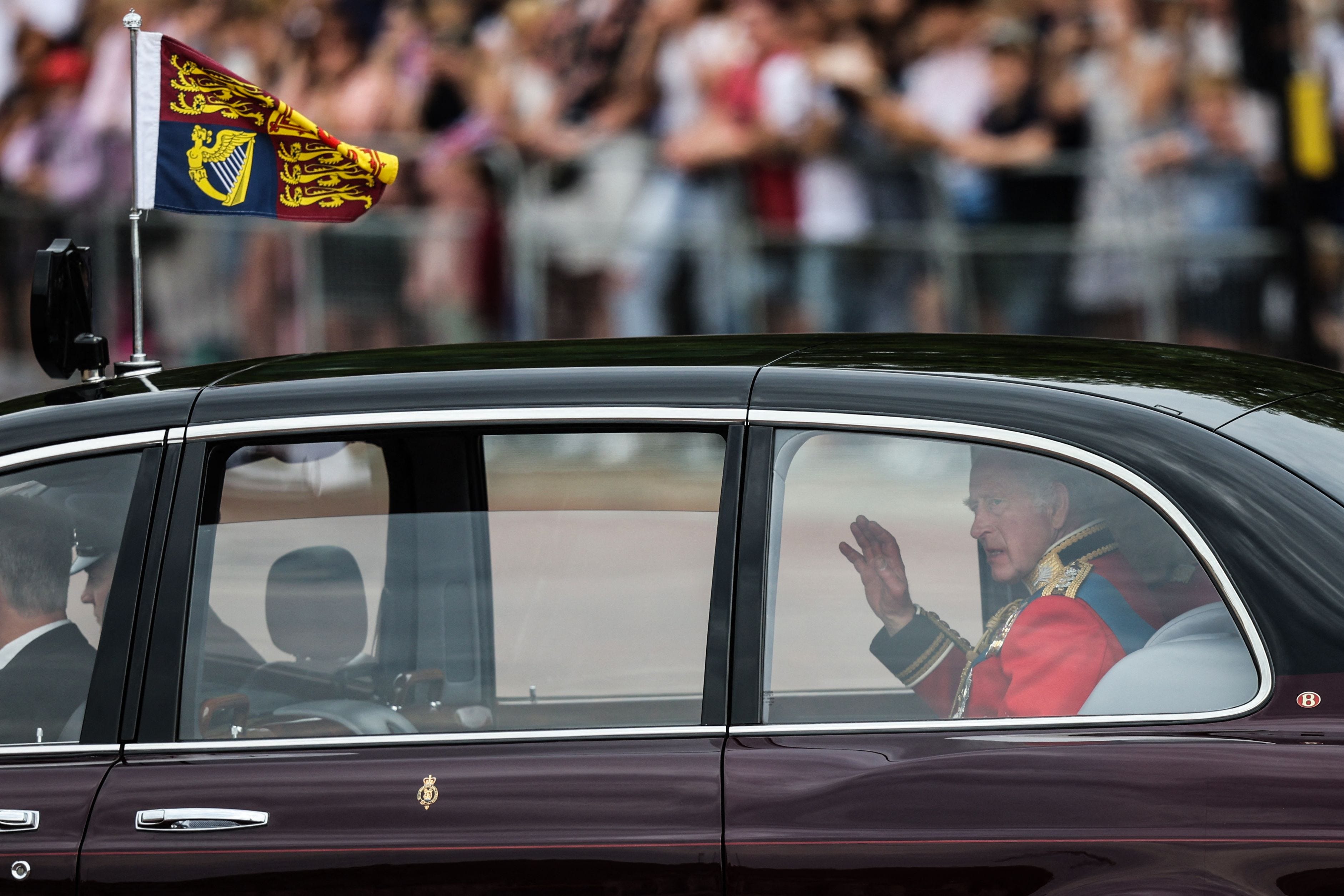König Karl III. kommt im Buckingham Palace an