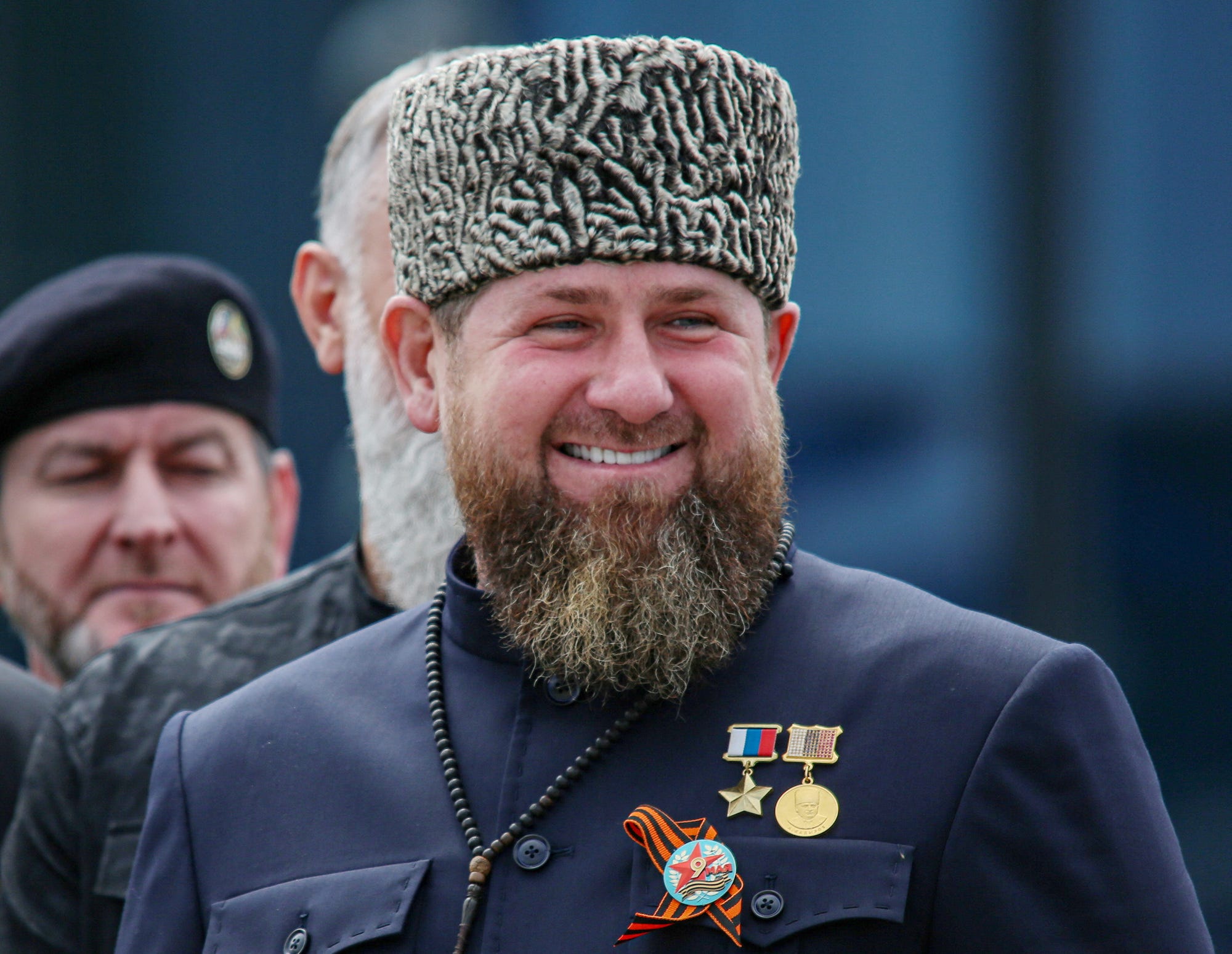 Der Chef der Tschetschenischen Republik Ramsan Kadyrow nimmt im Mai 2022 an einer Militärparade in der tschetschenischen Hauptstadt Grosny, Russland, teil.