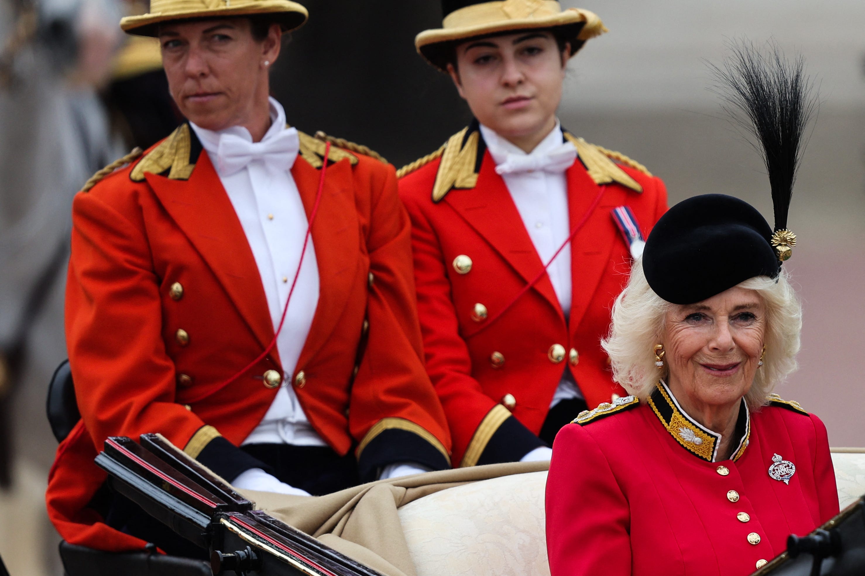 Königin Camilla marschiert in der Farbe