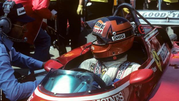Gilles Villeneuve spricht im Cockpit seines Ferrari mit einem Ingenieur