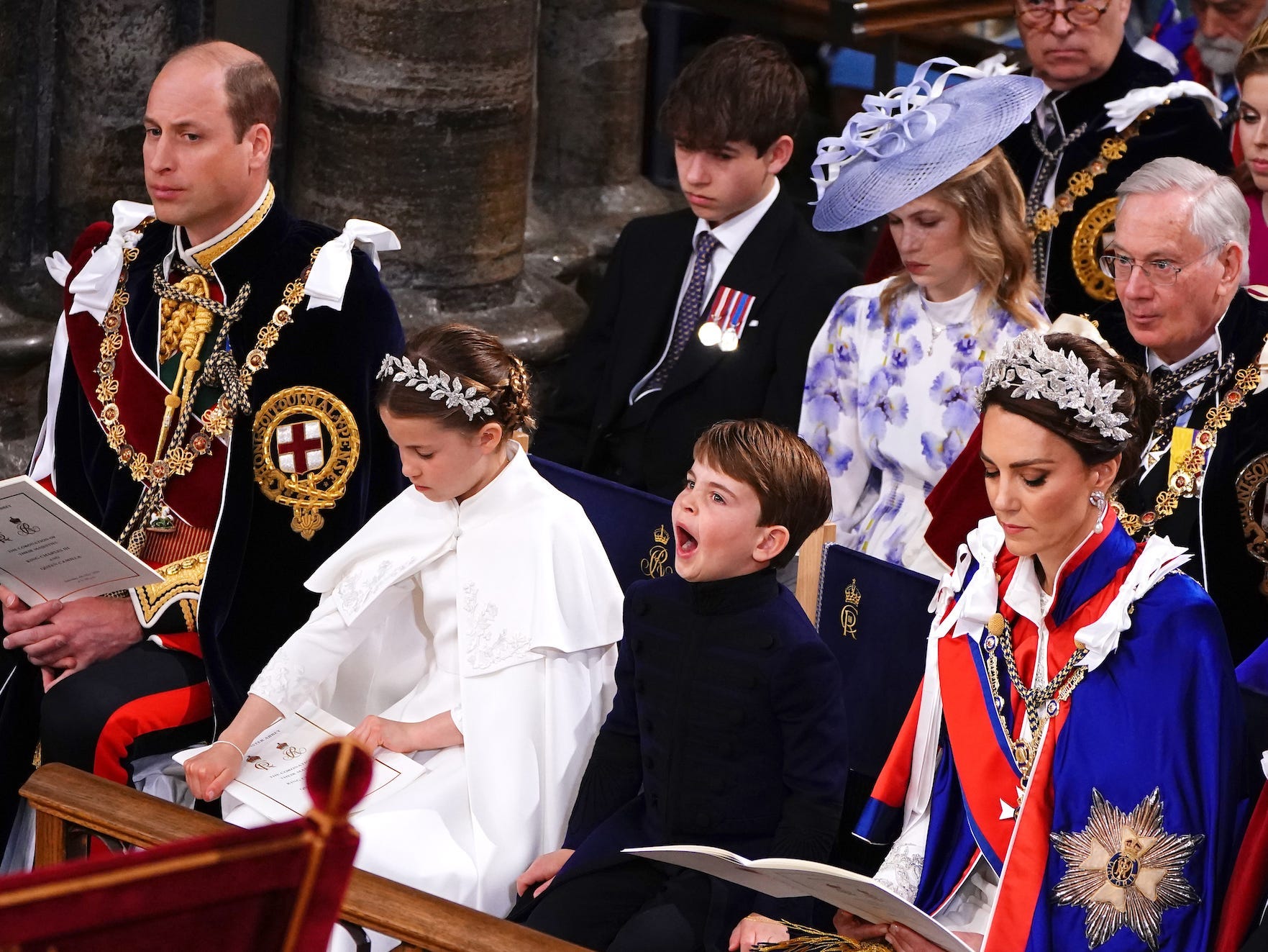 Prinz Louis gähnt bei der Krönung von König Karl III.