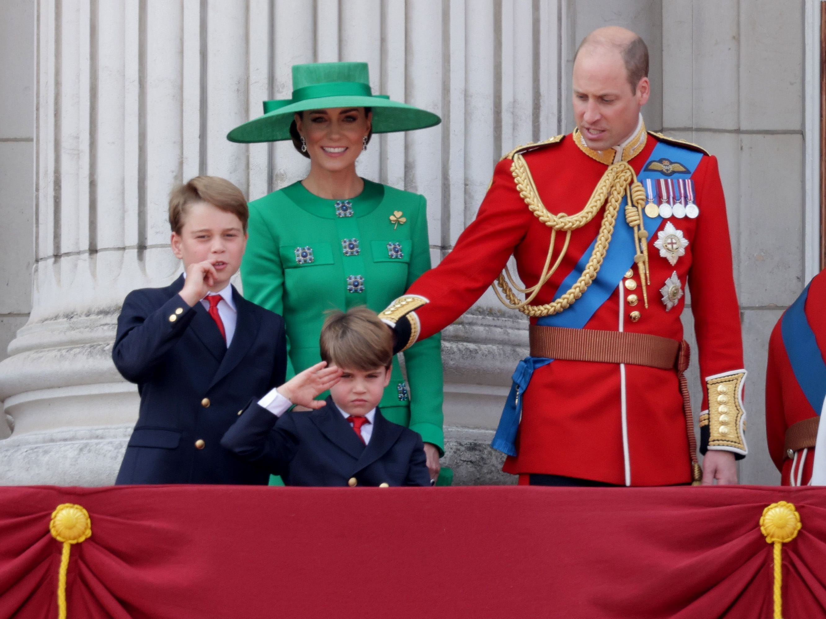 Prinz George, Kate Middleton, Prinz Louis und Prinz William auf dem Balkon des Buckingham Palace während der Trooping the Colour am 17. Juni.