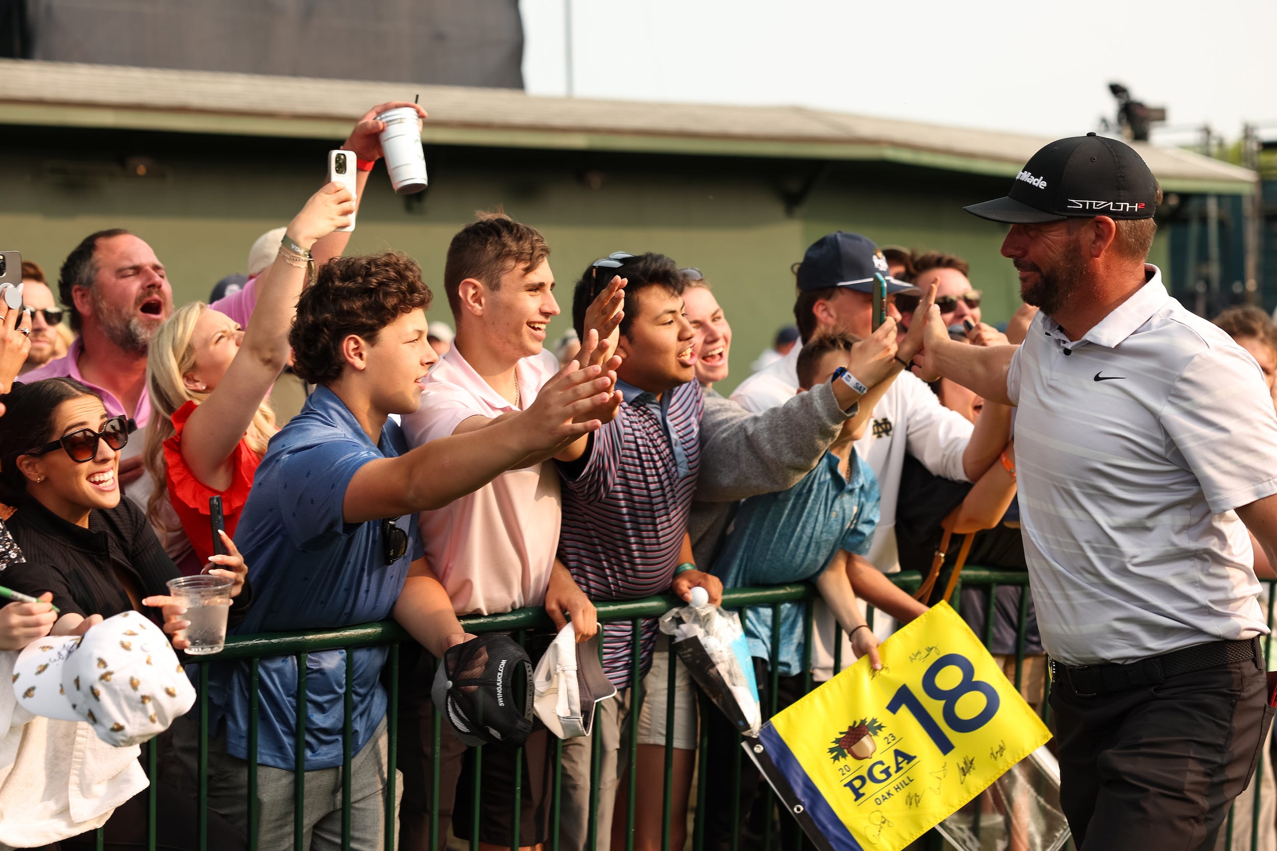 Michael Block gibt jungen Fans bei der PGA Championship High-Fives