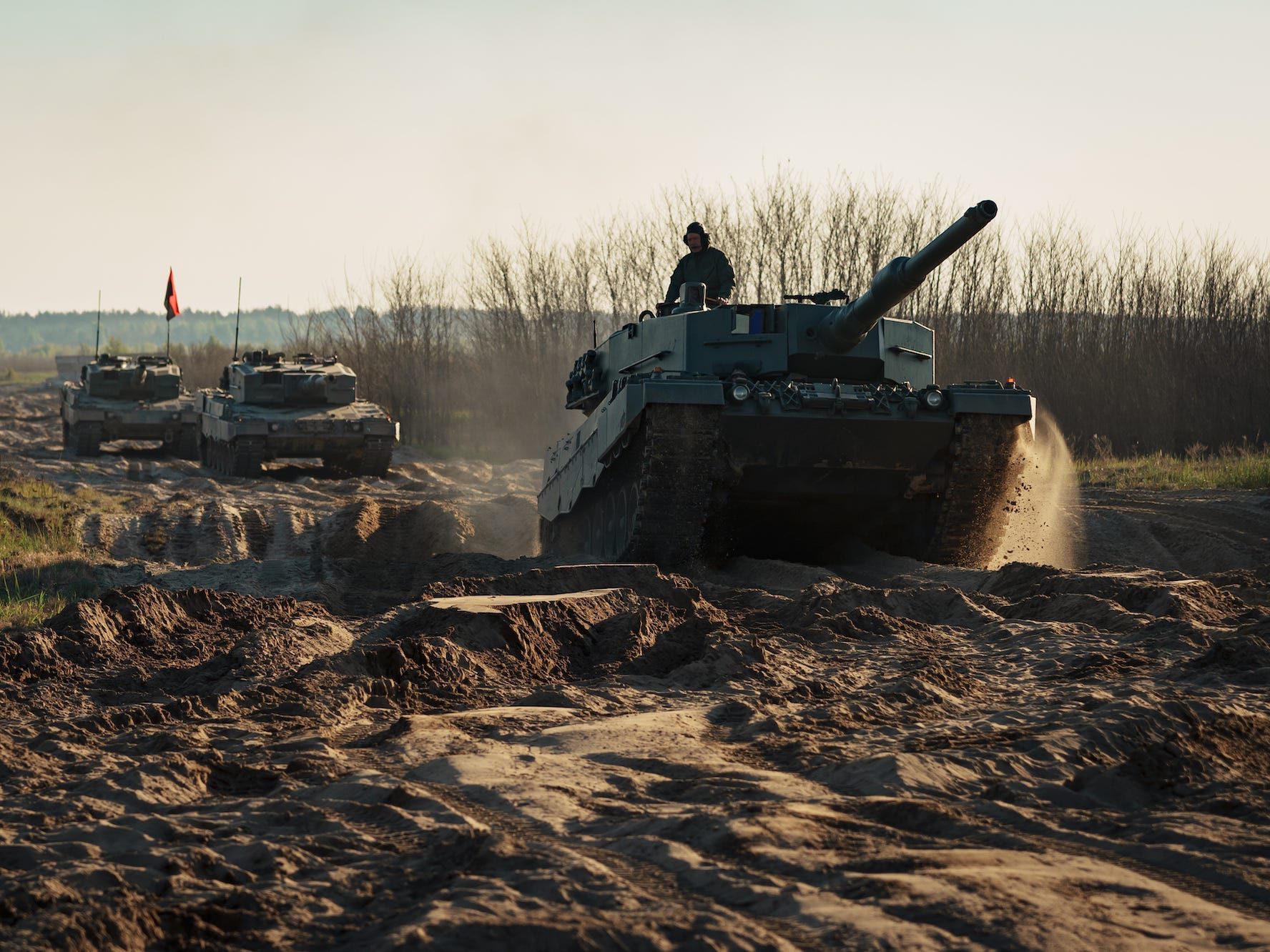 Das ukrainische Militär führt am 14. Mai 2023 auf dem Testgelände in der Ukraine eine Ausbildung an Leopard-2-Panzern durch.  Die in Deutschland hergestellten Panzer sind eine von vielen westlichen Waffen, die die Ukraine rechtzeitig für ihre Gegenoffensive unterstützen soll.