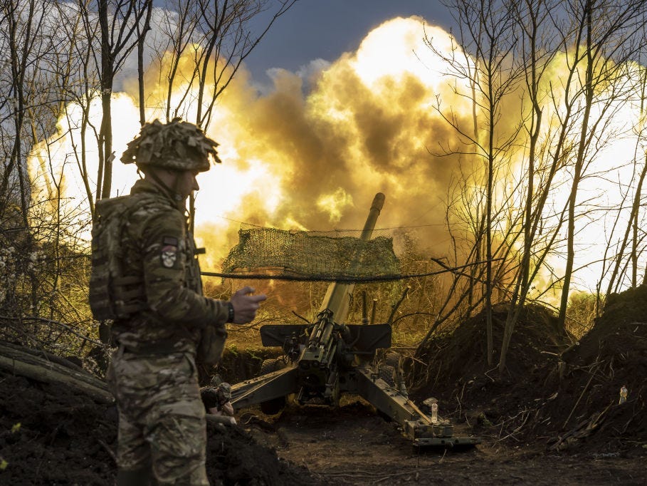 Ukrainische Soldaten feuern am 24. April 2023 Artillerie an der Frontlinie von Donezk ab, während der russisch-ukrainische Krieg im Oblast Donezk in der Ukraine weitergeht.