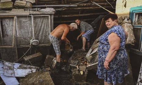 Eine Familie aus dem Dorf Vasylivka in der Region Mykolajiw ist mit den durch die Überschwemmung verursachten Schäden an ihrem Haus konfrontiert.