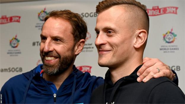 Jack Venturini posiert für ein Foto mit dem englischen Fußballmanager Gareth Southgate