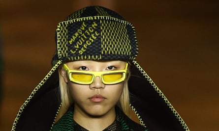 Ein Model auf dem Laufsteg von Louis Vuitton mit Sonnenbrille und Hut.