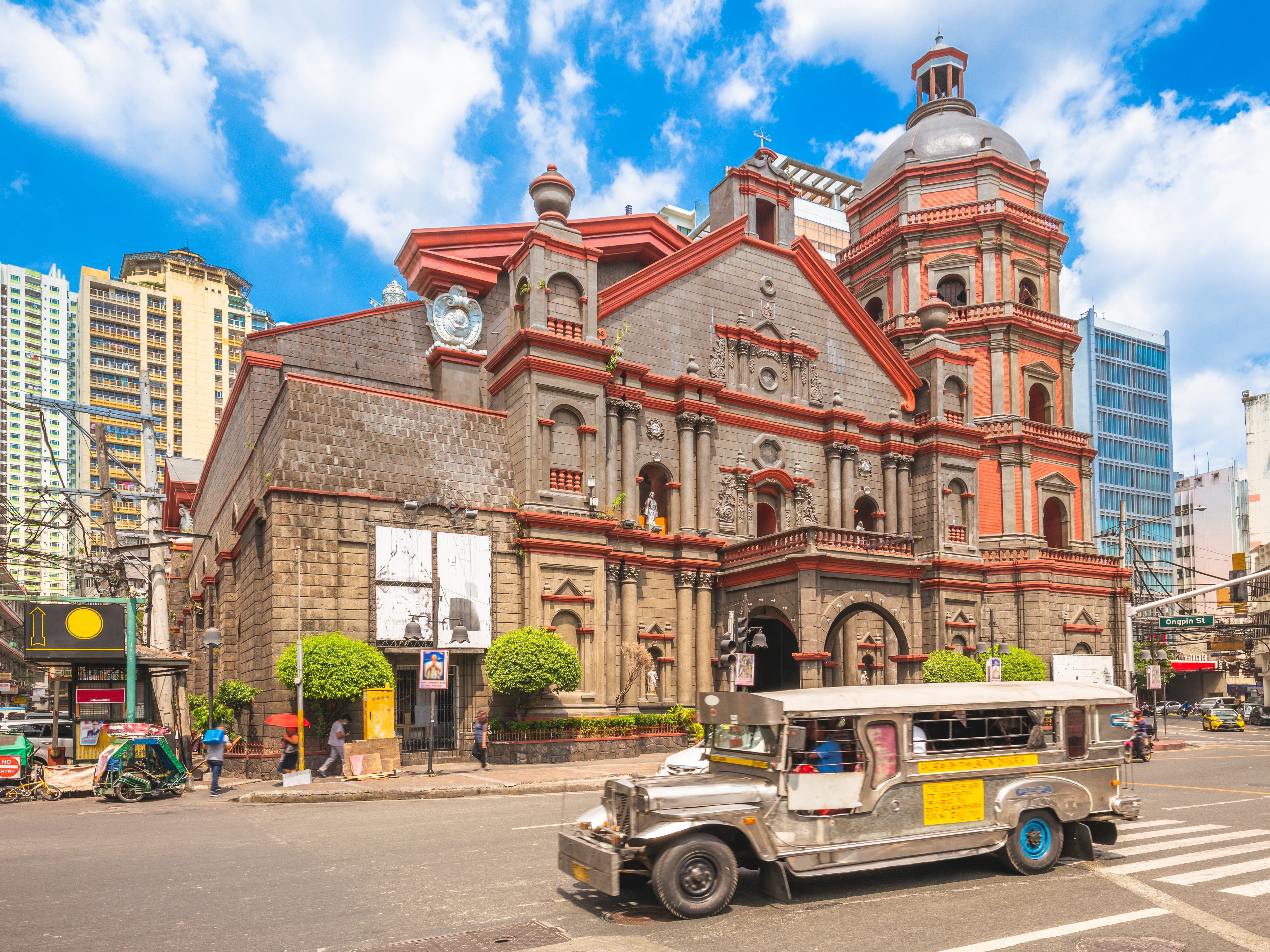 Ein Jeepney vor der Basilika Minor von Saint Lorenzo Ruiz.